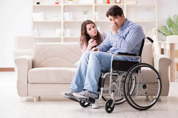 Tekerlekli sandalyedeki çaresiz kişi