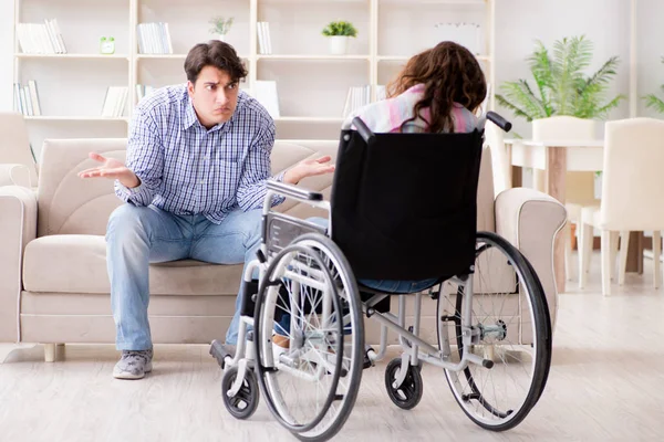 Wanhopige gehandicapte in een rolstoel — Stockfoto