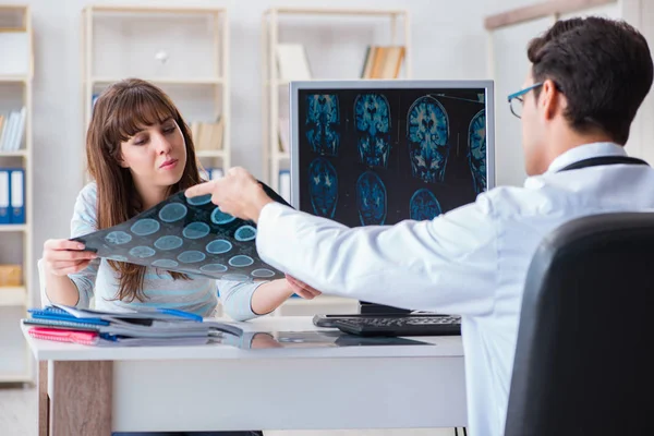 Junge Frau besucht Radiologen zur Röntgenuntersuchung — Stockfoto