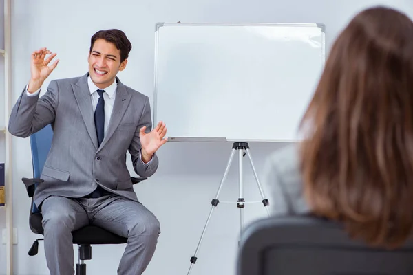 Zakelijke presentatie in het kantoor met man en vrouw — Stockfoto