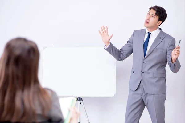 Zakelijke presentatie in het kantoor met man en vrouw — Stockfoto