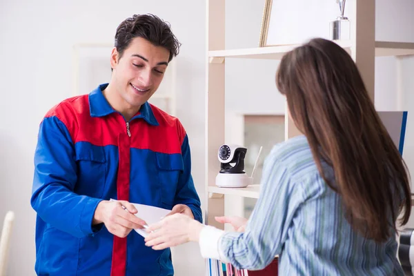 Müteahhit eve güvenlik kamerası yerleştiriyor.