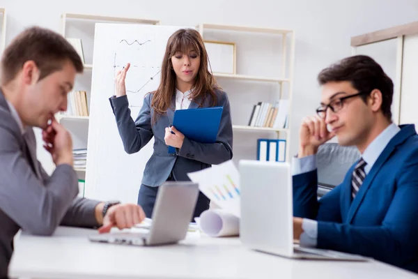 Reunión de negocios con los empleados en la oficina —  Fotos de Stock