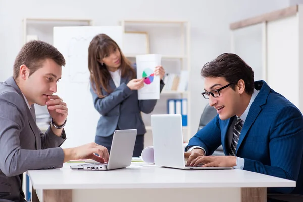 Reunión de negocios con los empleados en la oficina —  Fotos de Stock