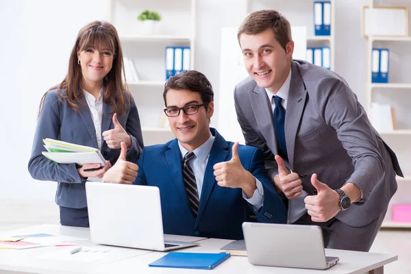 Reunión de negocios con los empleados en la oficina Fotos De Stock