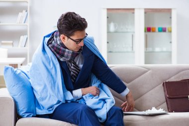 Hasta bir çalışan evde kalıyor ve bacadan acı çekiyor.