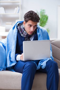 Hasta işadamı grip nedeniyle evden çalışıyor.