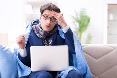 Hasta işadamı grip nedeniyle evden çalışıyor.