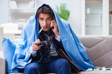 Çalışan evde bilgisayar oyunu oynarken baca boşluğundan muzdarip.