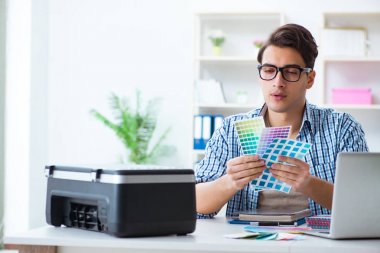 Yeni proje için renk seçen genç tasarımcı