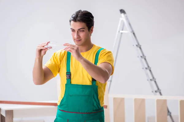 Trabalhador usando óculos de proteção no local de construção — Fotografia de Stock