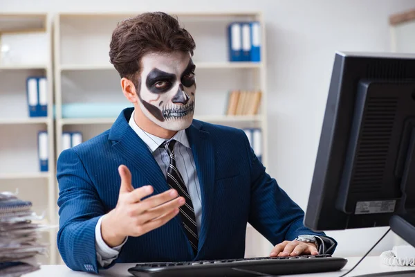 Businessmsn з страшною маскою для обличчя, що працює в офісі — стокове фото