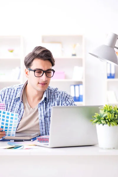 Joven diseñador eligiendo colores para un nuevo proyecto — Foto de Stock