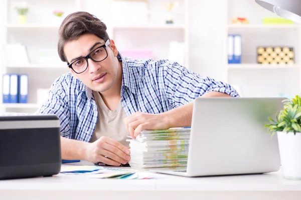 Asistente de ventas en la editorial mostrando libros impresos listos — Foto de Stock