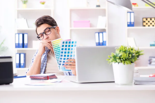 Joven diseñador eligiendo colores para un nuevo proyecto —  Fotos de Stock