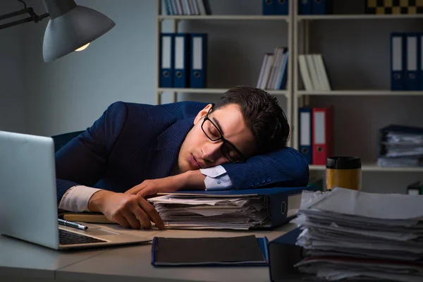 Geschäftsmann schläft nach Überstunden im Büro — Stockfoto