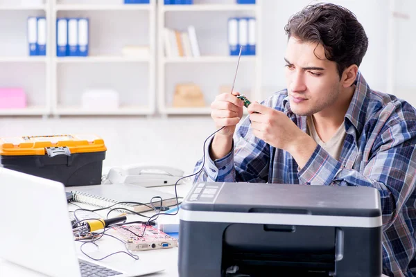 Hardware-Reparateur repariert defektes Drucker-Faxgerät — Stockfoto