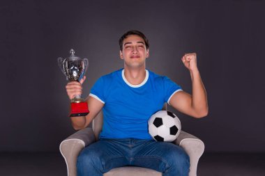 Gri arka planda spor izleyen adam