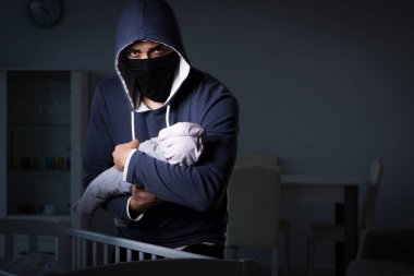 İnsan çocuk ticareti konseptinde bebek hırsızlığı