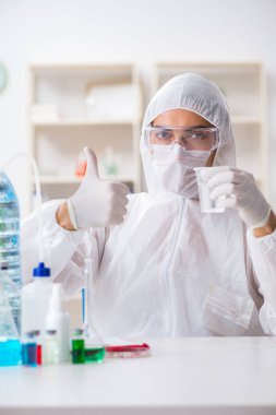 Laboratuvar asistanı su kalitesini test ediyor