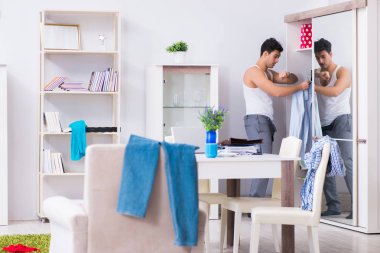 İş adamı gece geç saatte uyuyakaldığı için ofise geç kaldı. 