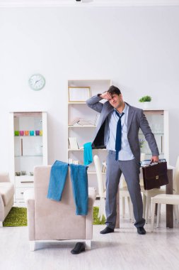 İş adamı gece mesaisinden sonra uyuyakaldığı için ofise geç kaldı.