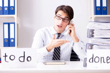 İş adamı yapılacaklar listesi üzerinde çalışıyor