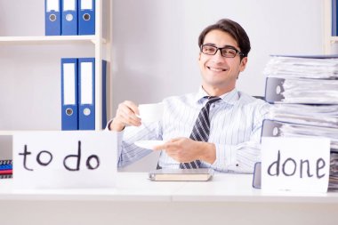 İş adamı yapılacaklar listesi üzerinde çalışıyor
