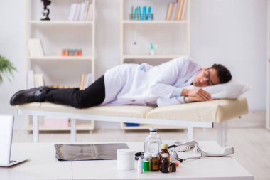 Hastanedeki karmaşık ameliyattan sonra doktor dinleniyor.