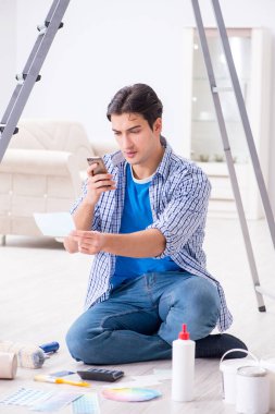 Genç adam bütçesini yenileme projesine harcıyor.