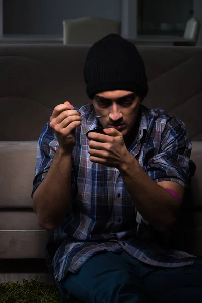 Jeune homme en agonie ayant des problèmes avec les narcotiques — Photo