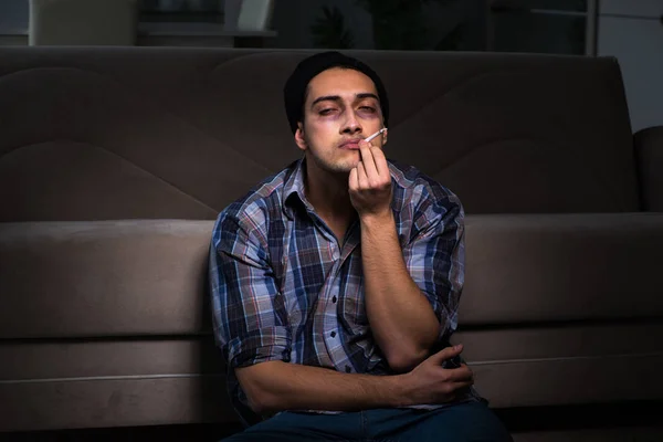 麻薬の問題で苦しんでる若い男 — ストック写真