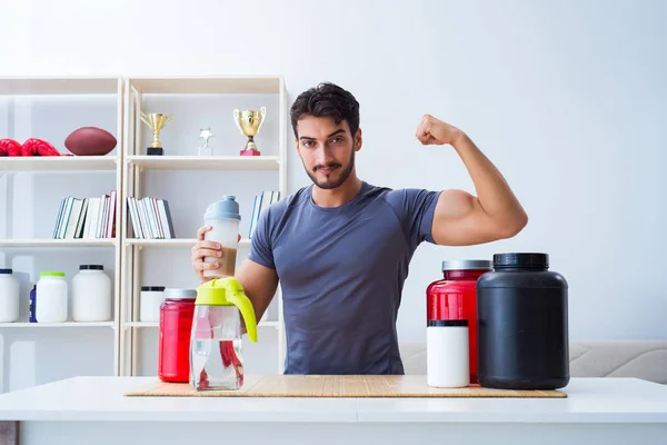 Sportler probieren neue Proteinpräparate für bessere Muskeln — Stockfoto