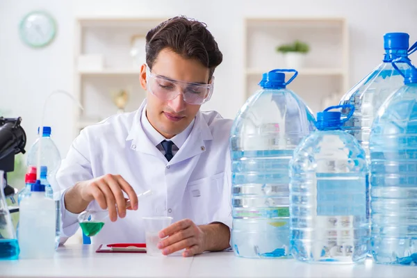 Assistente de laboratório testando a qualidade da água — Fotografia de Stock