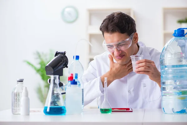 Laboratorieassistent som testar vattenkvaliteten — Stockfoto