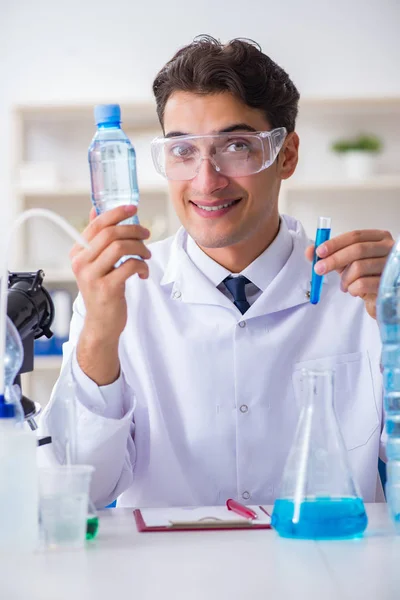 Asistente de laboratorio probando calidad del agua — Foto de Stock
