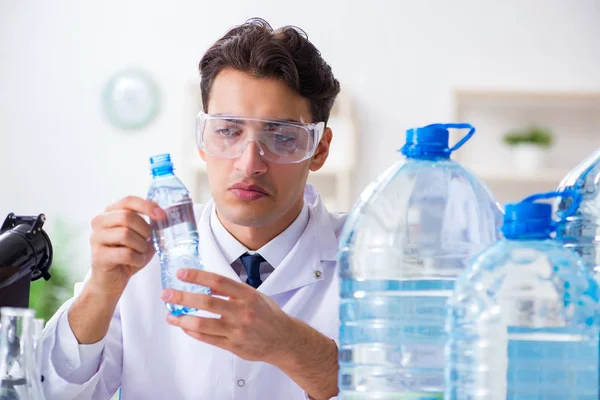 Asystent laboratoryjny badający jakość wody — Zdjęcie stockowe