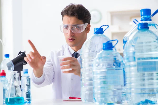 Asistente de laboratorio probando calidad del agua — Foto de Stock