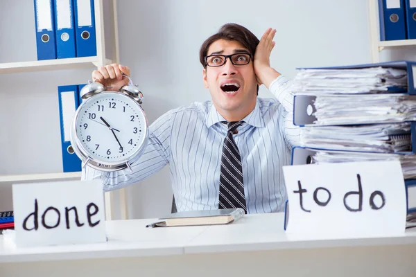 Businessman failing to deliver his to-do list — Stock Photo, Image