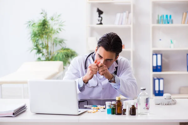 Medico tossicodipendente in ospedale — Foto Stock