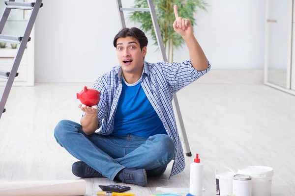 Joven gastando demasiado su presupuesto en un proyecto de renovación — Foto de Stock