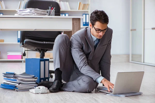 Podnikatel pracující a sedící na podlaze v kanceláři — Stock fotografie