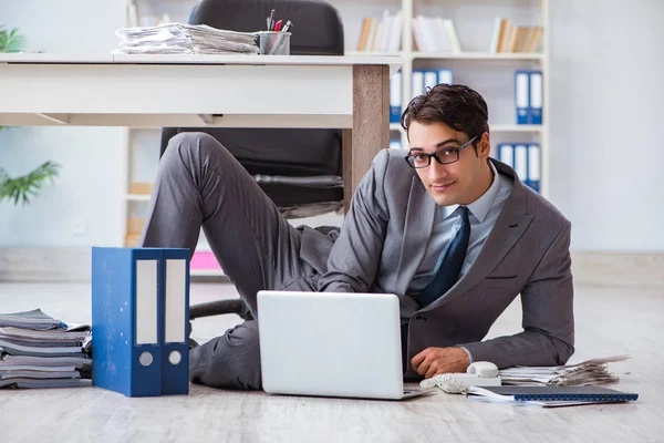 Geschäftsmann arbeitet und sitzt auf dem Fußboden im Büro — Stockfoto