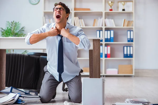 Homme d'affaires en colère dans le plancher du bureau — Photo