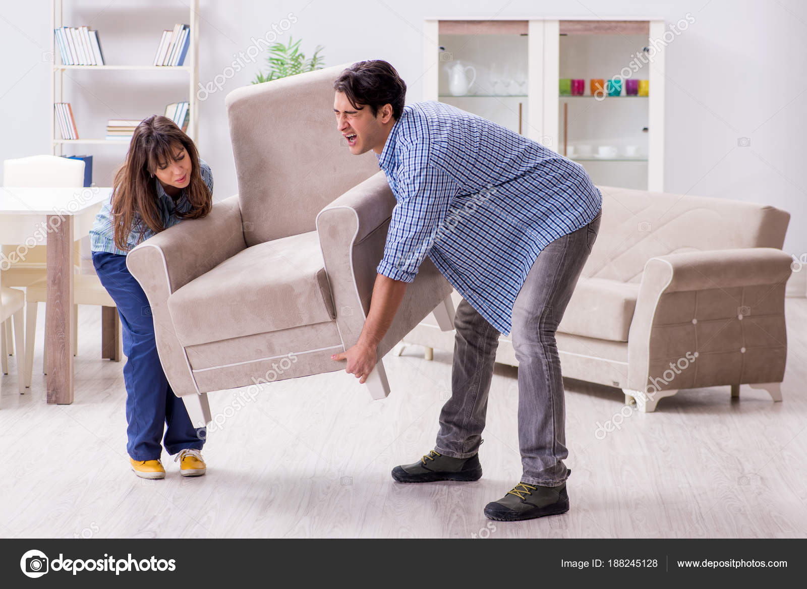 Отблагодарил соседку. Двигает стул. Люди двигают диван. Мужчина передвигает мебель. Человек двигает мебель.
