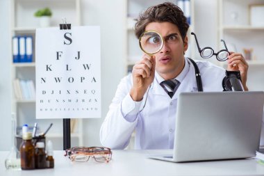 Esprili tıbbi konseptte komik göz doktoru
