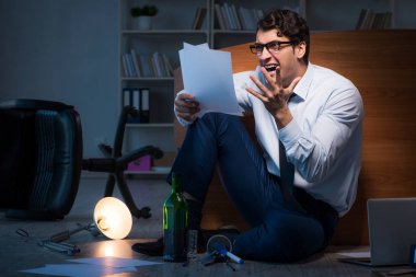 Stresli iş adamı depresyonda fazla mesai yapıyor.