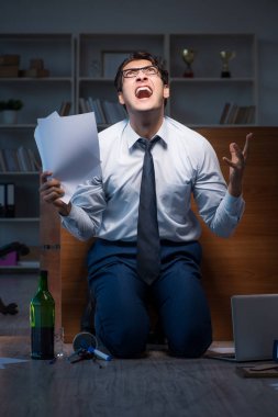 Stresli iş adamı depresyonda fazla mesai yapıyor.