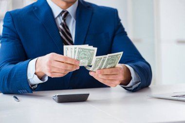 Ofiste hesap makinesiyle dolar hesaplayan muhasebeci