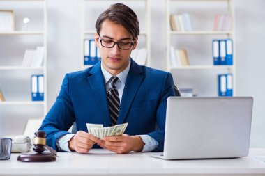 Avukat rüşvet olarak para alıyor